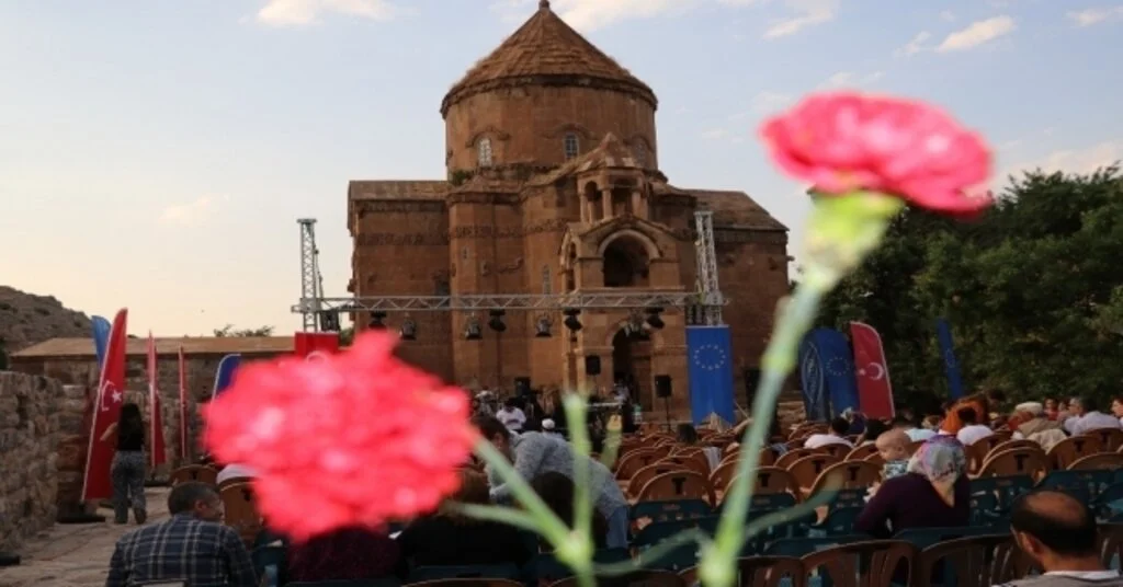 Akdamar Adasında Çok Dilli Konser