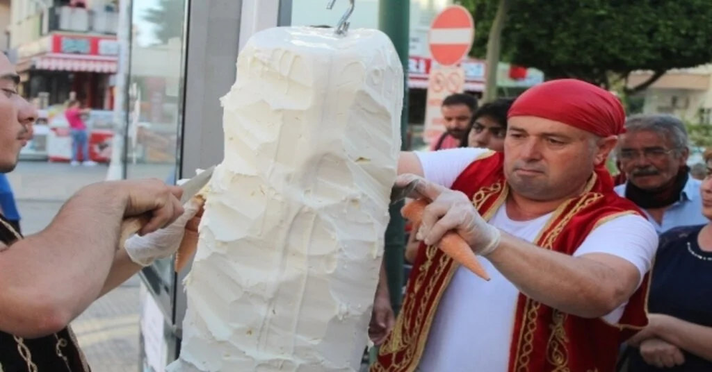 Antalyada Sıcak Havada Ücretsiz Dondurma İzdihamı