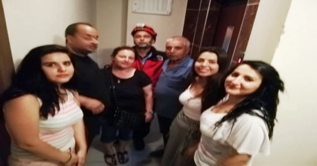 Asansörde Mahsur Kalanları İtfaiye Kurtardı