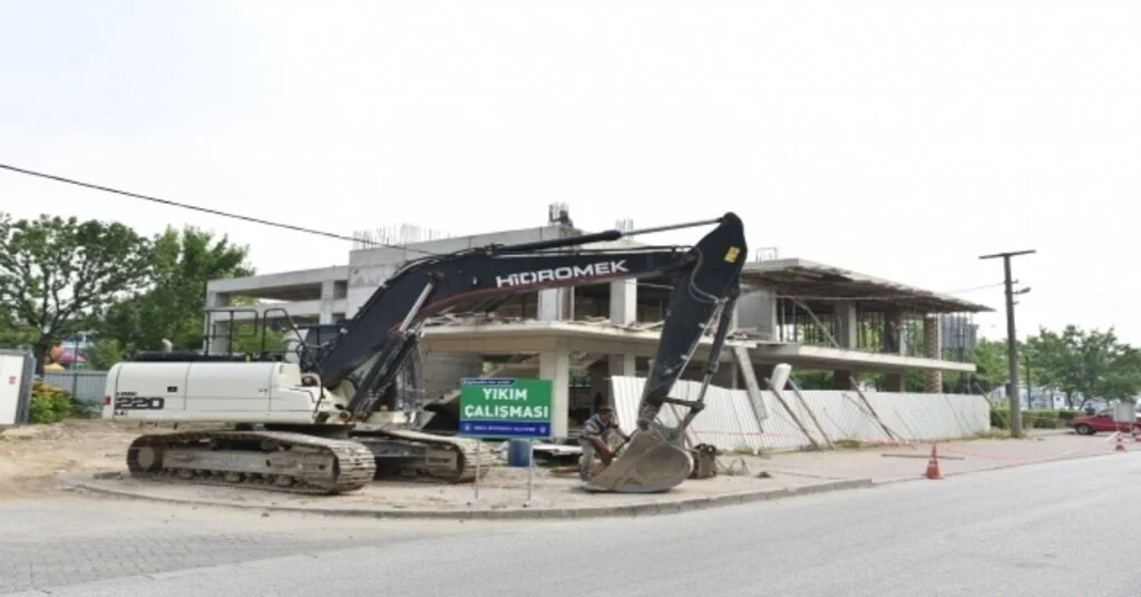 Ataparktaki Kaçak Bina Yıkılıyor