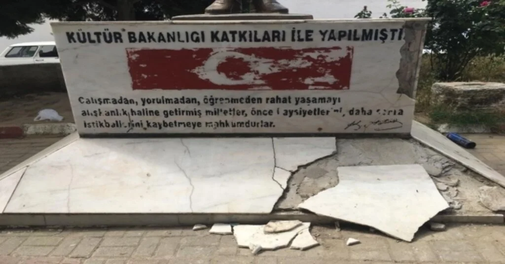 Atatürk Büstünün Bakımsız Hali Tepki Çekti