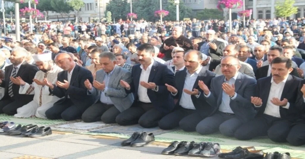 Bakan Kurum, Bayram Namazını Konyada Kıldı