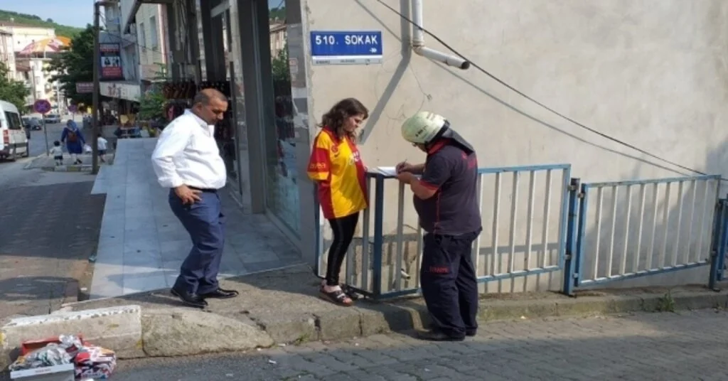Balkonda Mahsur Kalan Çocuğun İmdadına İtfaiye Ekipleri Yetişti