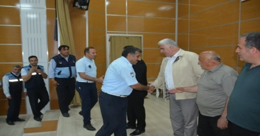 Başkan Demir, Personel Ve Vatandaşla Bayramlaştı