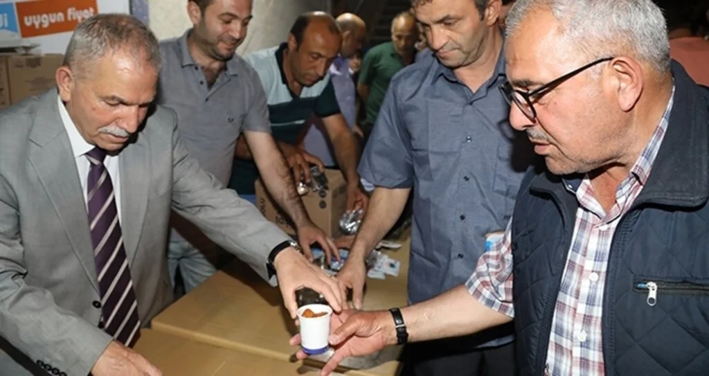 Başkan Demirtaş lokmaları kendi elleriyle dağıttı