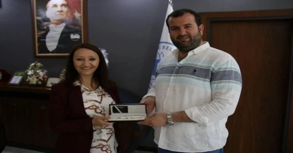 Başkan Tekine Hediye Edilen Kutlama Çiçeklerinin Hepsi Satıldı