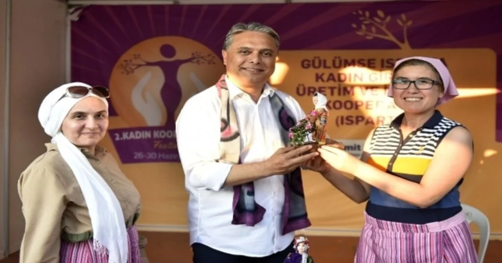 Başkan Uysal, Eşiyle Stantları Gezdi