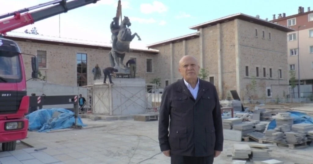 Bayburtta Atatürk Anıtı Tekrar Yerine Monte Edildi