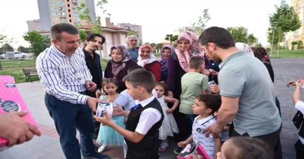 Bayramda Çocuklara Başkan Balcıdan Oyuncak