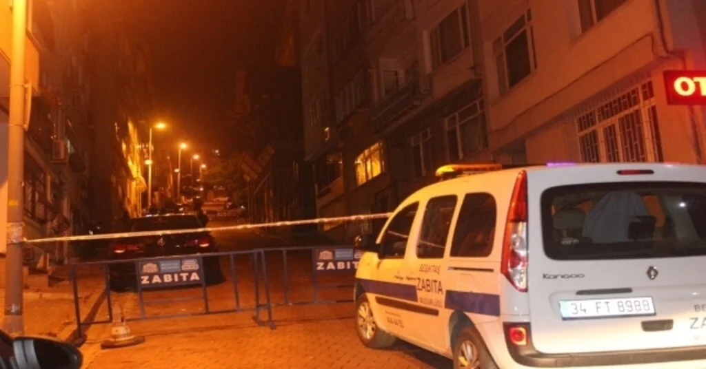 Beşiktaşta Metruk Bir Binanın Çökme Tehlikesi