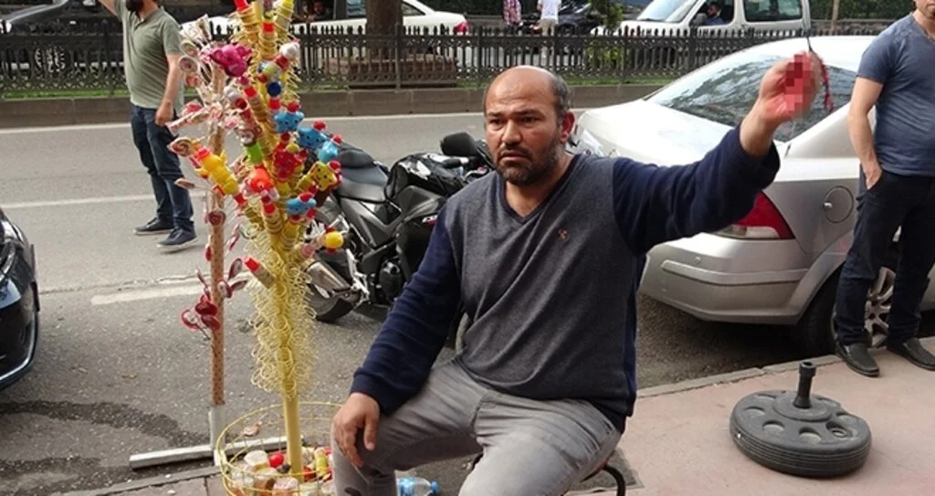 Bıçakla yaralanan şahıs tespih sallayarak ambulans bekledi 