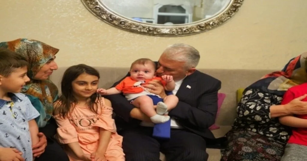 Binali Yıldırım Sahurda Laçin Ailesinin Evine Misafir Oldu