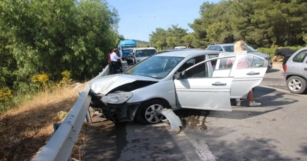 Bodrumda Bayram Tatili Kazalarla Başladı, 4 Araç Birbirine Girdi