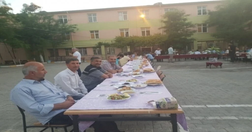 Çınarda Öğrenciler İftarda Buluştu