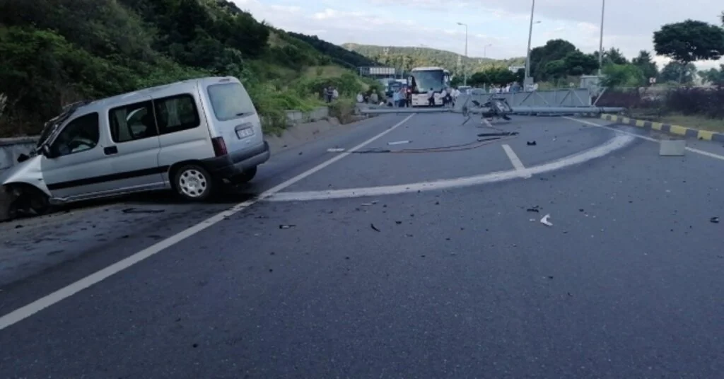 Devrilen Karayolları Tabelası Trafiği Aksattı