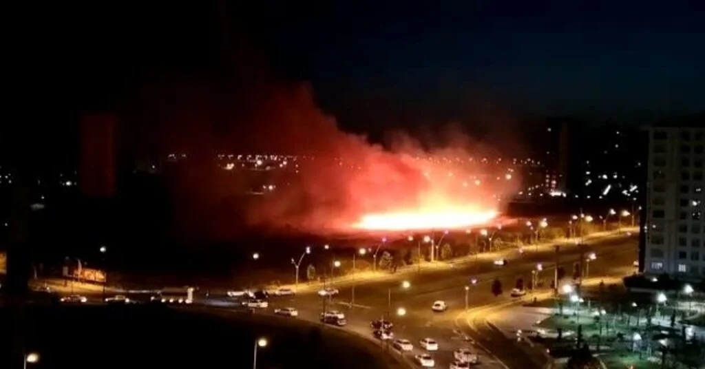 Diyarbakırda Anız Yangını Gecenin Karanlığını Aydınlattı
