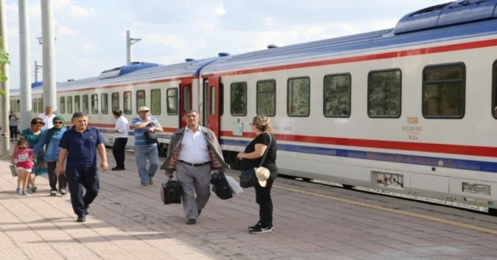 Doğu Ekspresi Yolcularına Karanfilli, Halaylı Karşılama
