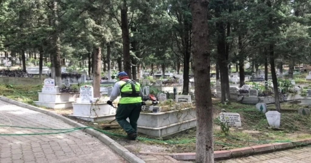 Edremitte Kabristanlıklar Bayrama Hazır