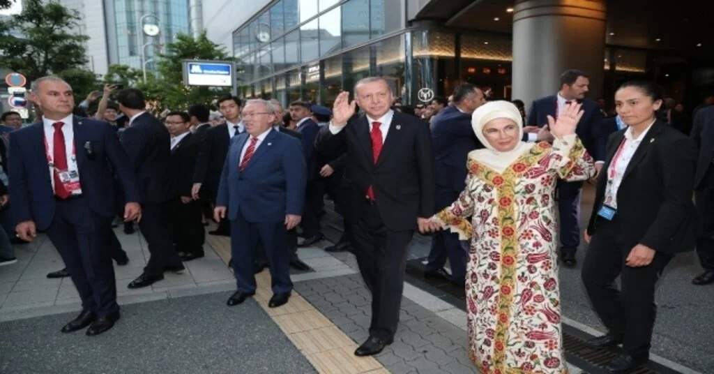 Erdoğan Ve Eşi Japonyada Türk Vatandaşlarını Selamladı