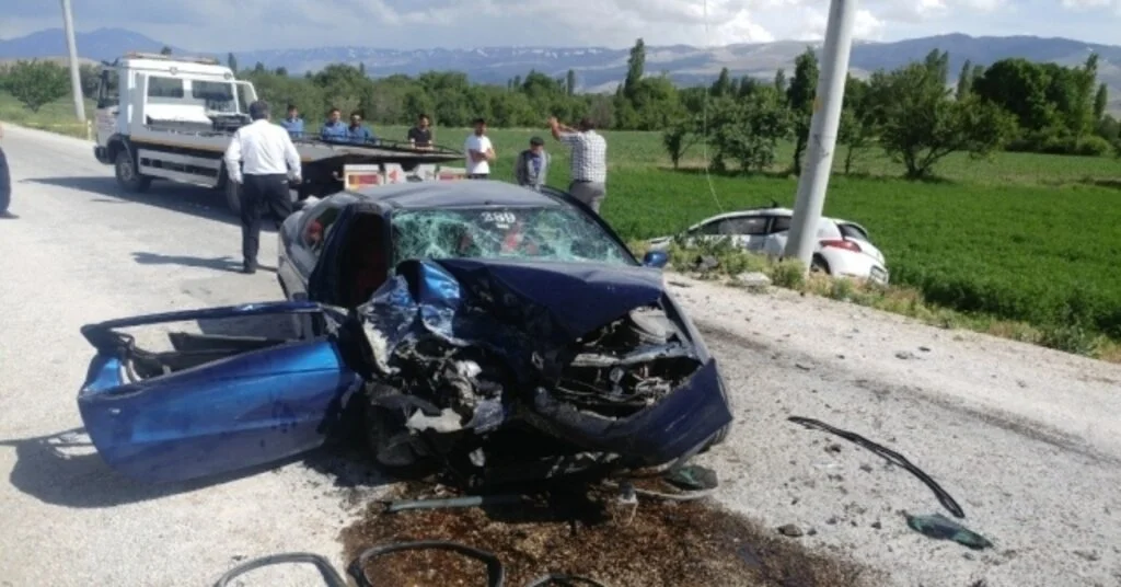 Ereğlide İki Otomobil Çarpıştı:1 Ölü, 3 Yaralı