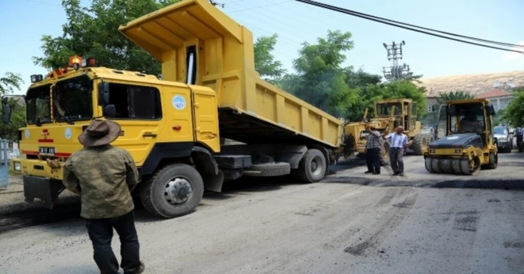 Gazi Mahallesinde Sıcak Asfalt Çalışması