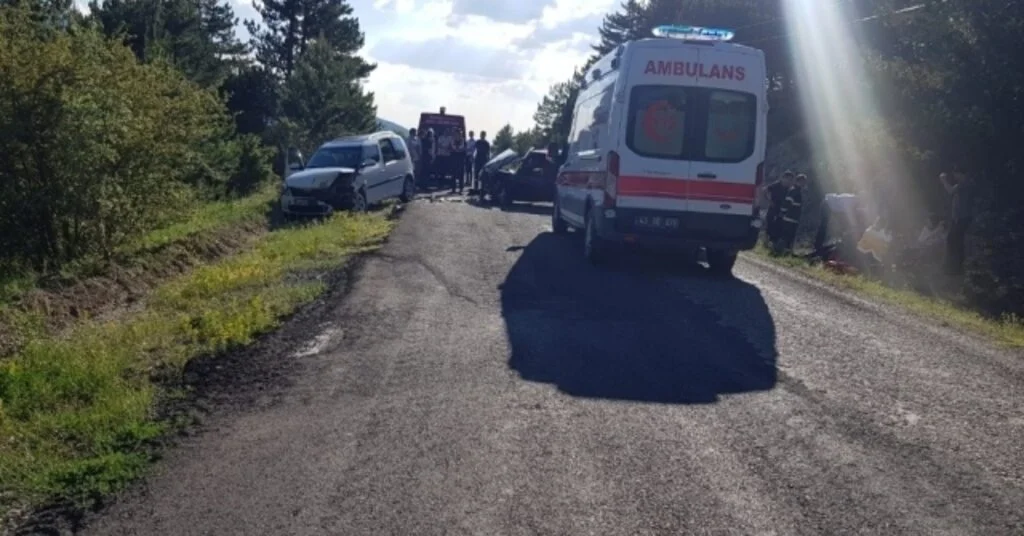Gedizde Trafik Kazası:8 Yaralı