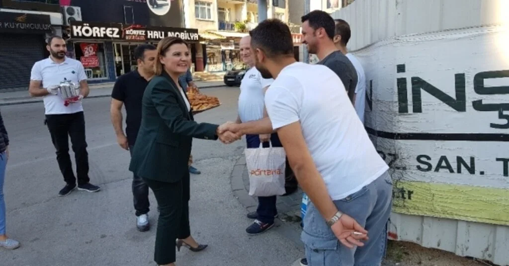 Hürriyetten Duraklarda Bekleyenlere Çay Poğaça