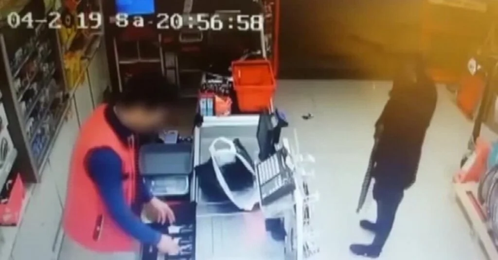 İstanbulda Pompalı Tüfekle Market Soygunları Kamerada