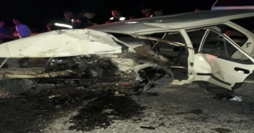İzmirde 3 Otomobilin Karıştığı Trafik Kazasında 1 Kişi Öldü, 2 Kişi Yaralandı