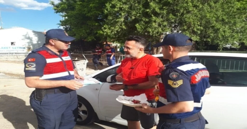 Jandarma Ekiplerinden Sürücülere Şeker Ve Kolonyalı Bayram Tebriği