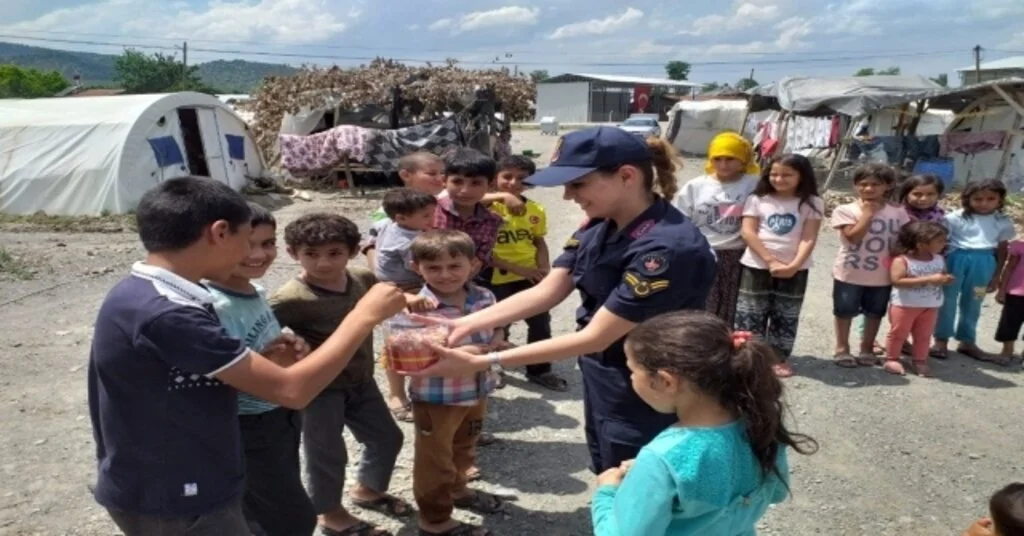 Jandarmadan Tarım İşçilerinin Çocuklarına Bayram Şekeri