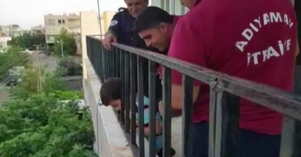 Kafasını Demir Korkuluklara Sıkıştıran Çocuk Kurtarıldı