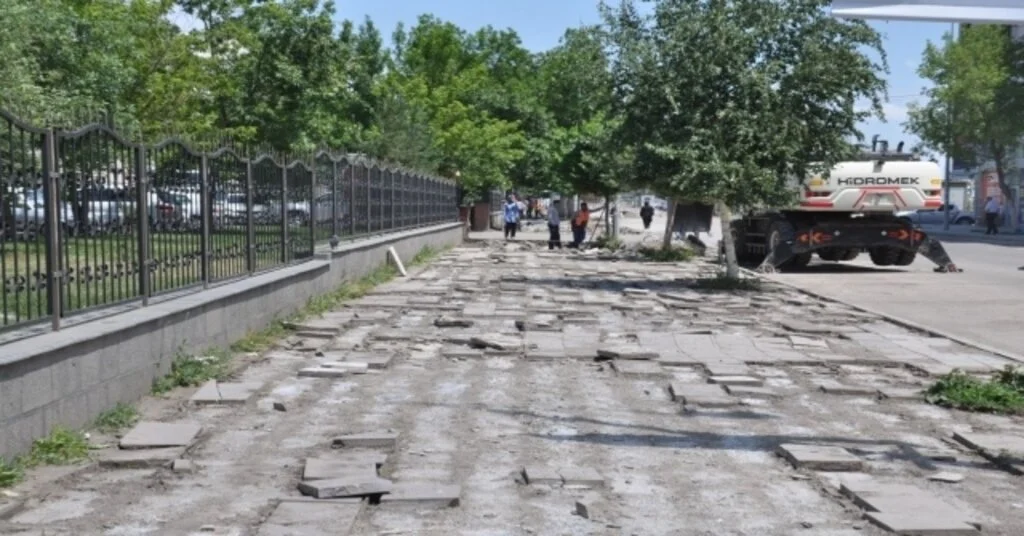 Karayolları Karsta Kaldırımları Yapıyor
