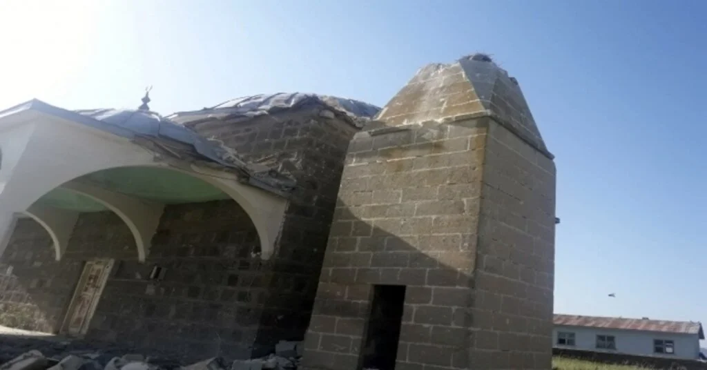 Karsta Camiye Yıldırım Düştü, Minare Yıkıldı