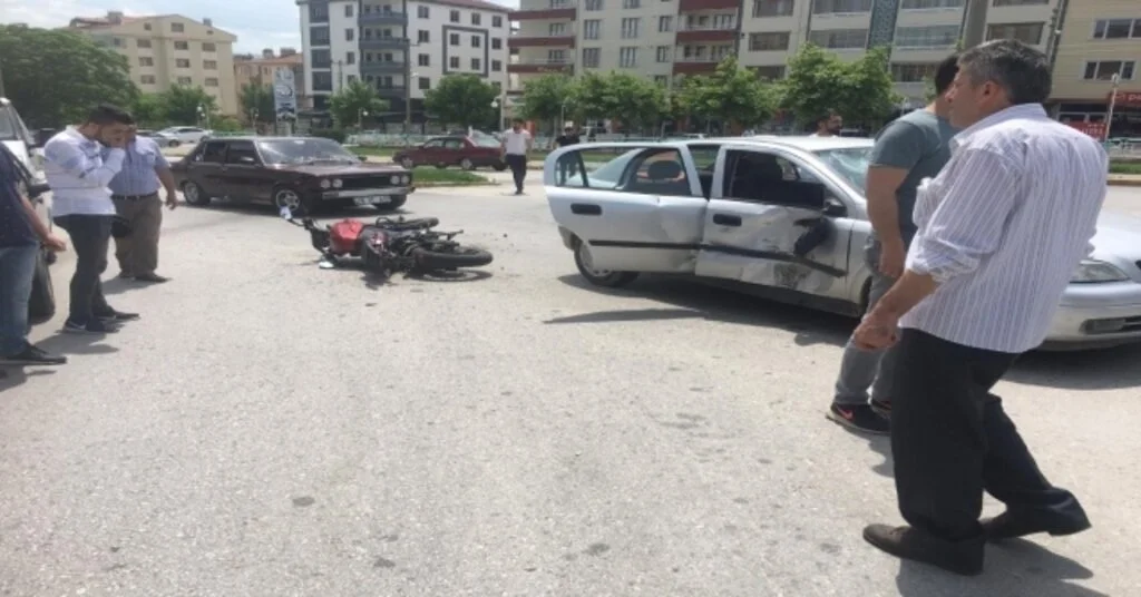 Kastamonuda Motosiklet İle Otomobil Çarpıştı: 1 Yaralı
