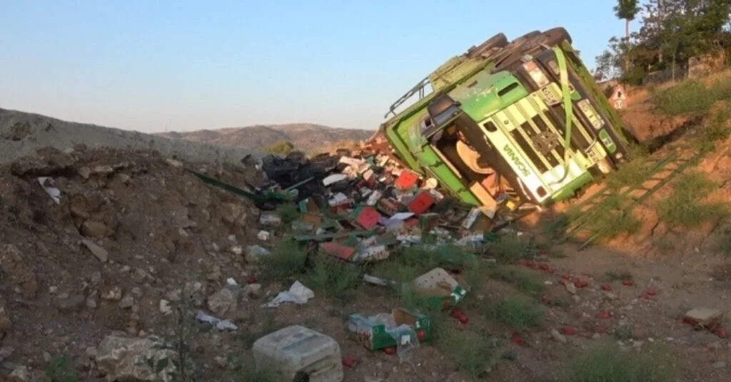 Kırıkkalede Sebze Yüklü Kamyon Devrildi: 1 Yaralı