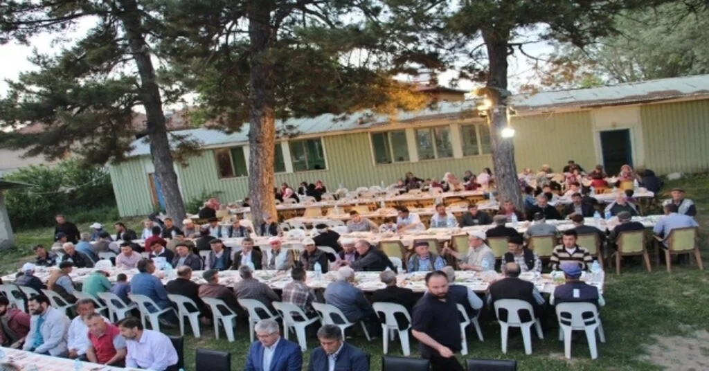 Köy Muhtarından 500 Kişilik İftar Yemeği