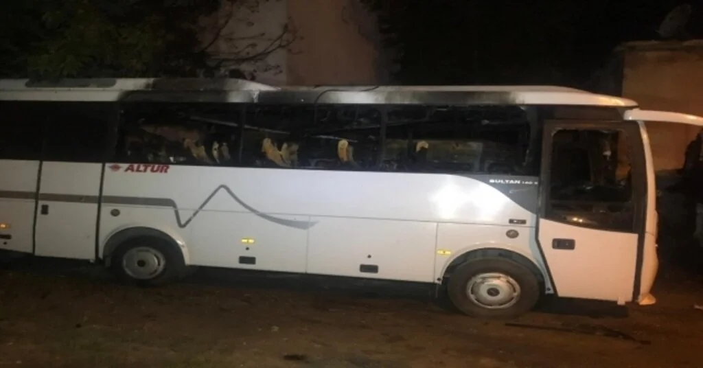 Küçükçekmecede 1İ Minibüs 4 Araç Alev Alev Yandı