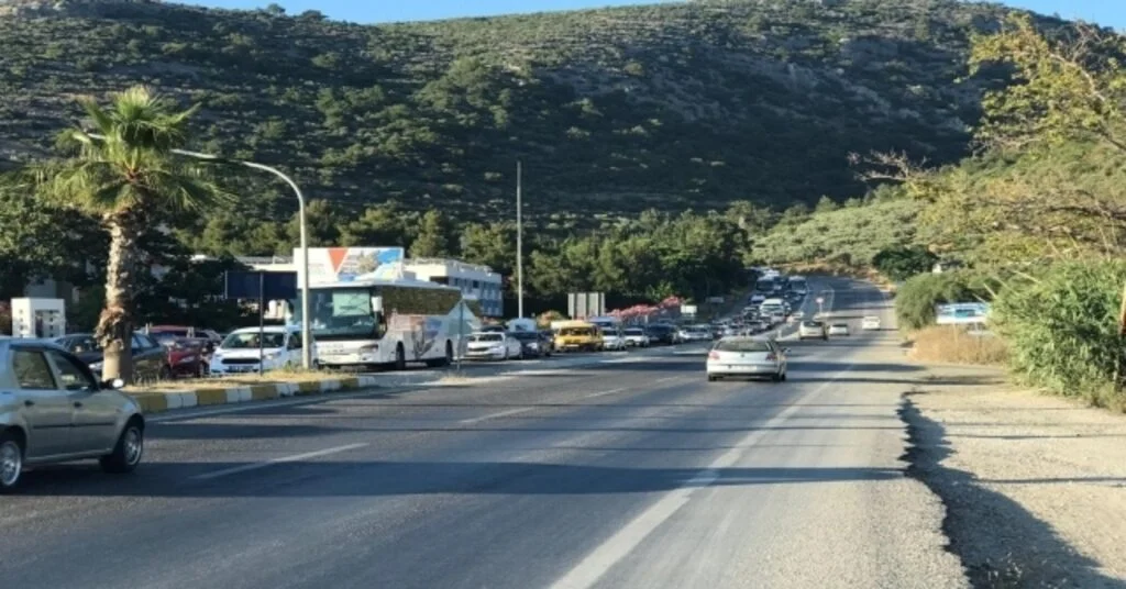 Kuşadasında Kilometrelerce Araç Kuyruğu Oluştu, Tatilciler Hala Geliyor