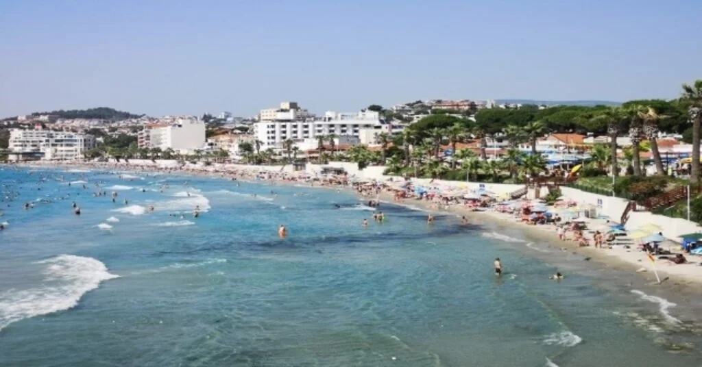 Kuşadasında Sıcaktan Bunalan Plaja Ve Su Parkına Koştu