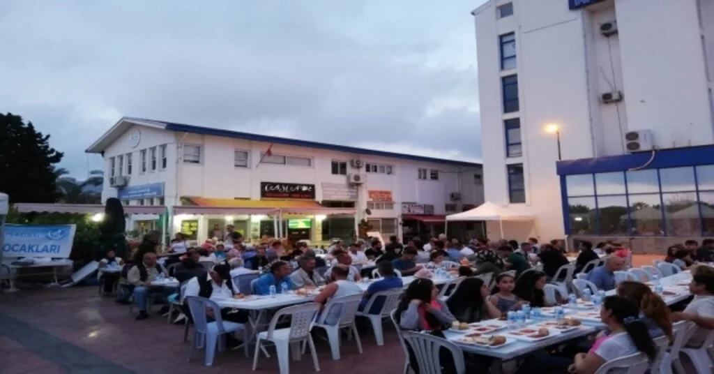 Kuşadasında Ülkü Ocakları 15 Bin Kişiye İftar Verdi