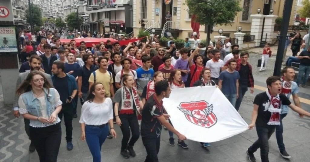 Liseli Samsunsporlular Şehitler İçin Yürüdü