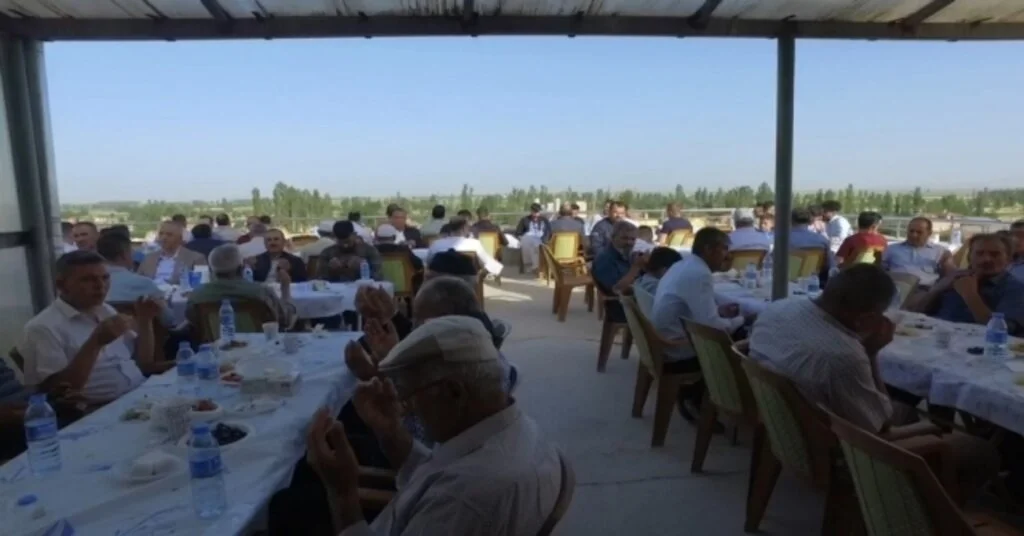 Mahallenin Örnek Geleneği: Bayram Yemeği