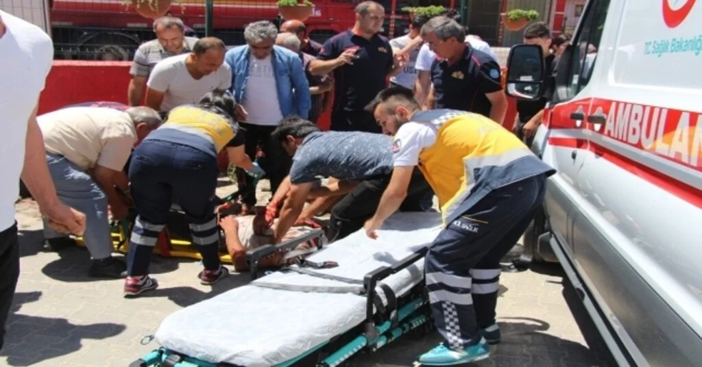 Manisada Motosiklet Kamyonetle Çarpıştı: 1İ Ağır 2 Yaralı