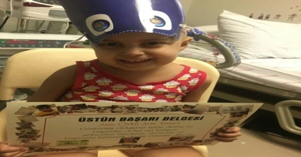 Minik Öykü Arinin Üstün Başarı Belgesi Sevinci