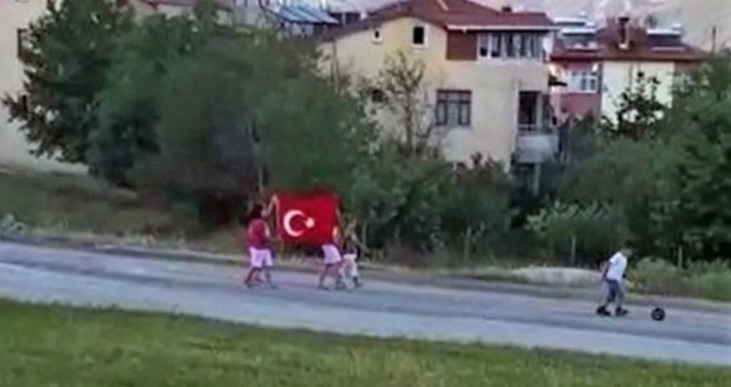 Miniklerin Türk Bayrağı ile duygulandıran o anları 