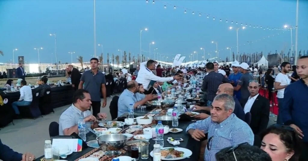 Mısırda Dünyanın En Uzun İftar Sofrası Kuruldu