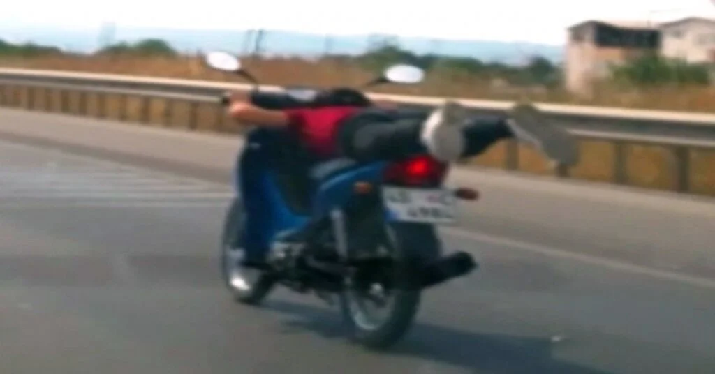 Motosikletli Gençlerin Tehlikeli Oyunu