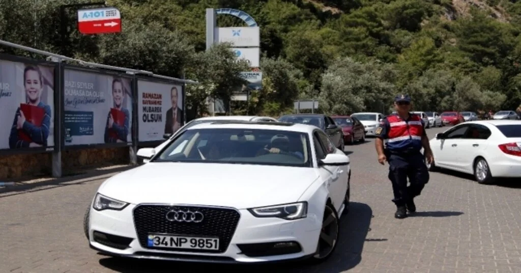 Ölüdenize Binlerce Araç Geldi, Yol Trafiğe Kapandı