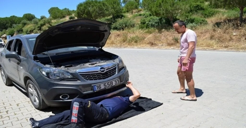 Ön Kaputa Saklanan Yavru Kediyi İtfaiye Kurtardı